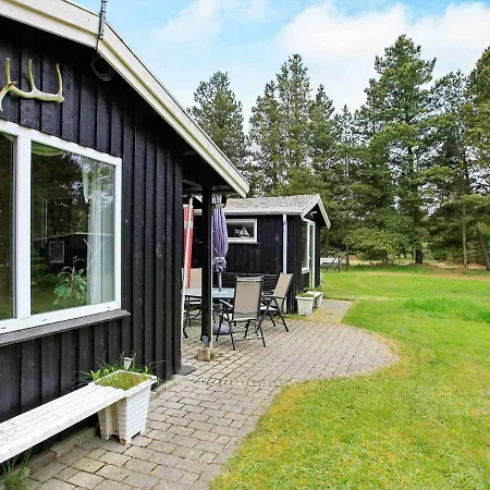 Three-bedroom In Blavand 77 *